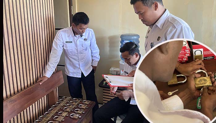 DICEK : Petugas Rutan Kelas II B Kraksaan mengecek kondisi gembok sebelum dirolling pada kamar hunian WBP.