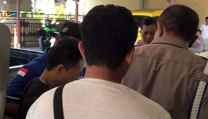 DIAMANKAN: Pelaku penjambretan, Dermawan Adi Prakoso, 31, warga Desa Kalisalam, Kecamatan Dringu (kaus hitam) diamankan Polsek Dringu, Sabtu (6/9) siang