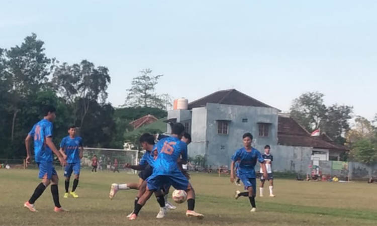 SALING SERANG: Pertandingan di Grup A antara Digdaya Grati (kostum bitu putih) melawan Rembang United, di Lapangan A Yani Grati, Minggu (7/9) sore. Skor berakhir seri.