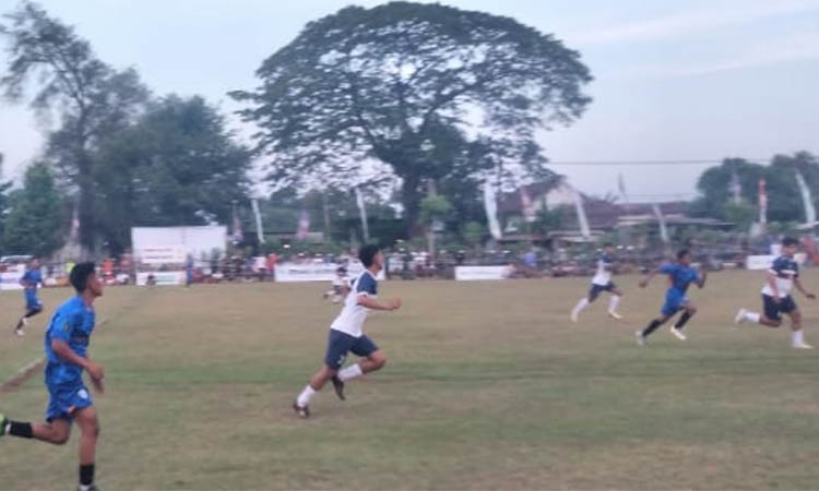 SALING SERANG: Pertandingan di Grup A antara Digdaya Grati (kostum bitu putih) melawan Rembang United, di Lapangan A Yani Grati, Minggu (7/9) sore. Skor berakhir seri.