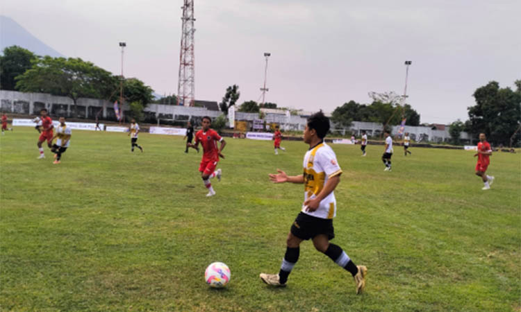 TEMPO TINGGI: Laga antara Pandaan FC (kostum merah) dan Pohjentrek FC di Lapangan Plumbon, Minggu (7/9) sore.