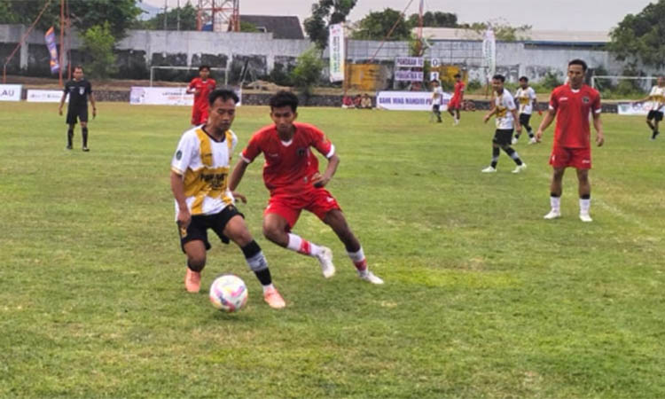 TEMPO TINGGI: Laga antara Pandaan FC (kostum merah) dan Pohjentrek FC di Lapangan Plumbon, Minggu (7/9) sore.
