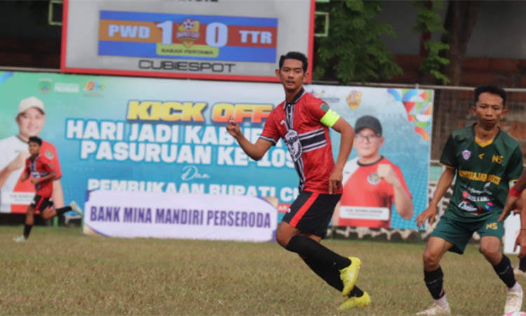 DUA GOL: Nofi Atmaja dikawal pemain Tutur FC saat laga di Stadion R Soedrasono, Pogar, Bangil, Minggu (7/9) sore.