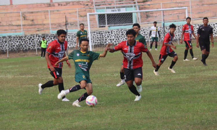 JAGA KETAT: Pemain Tutur FC (kostum hijau) saat dihadang pemain SS Purwodadi.