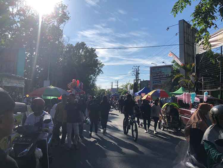 KEMBALI RAMAI: Sejumlah pedagang CFD kembali berjualan di dekat Alun-Alun Kota Probolinggo, Jalan Ahmad Yani, Kota Probolinggo, Minggu (7/9).