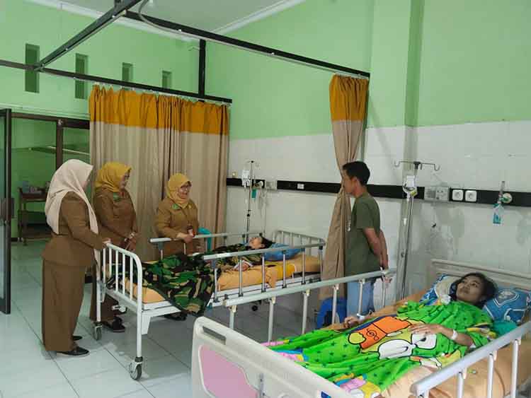 CEK: Direktur RSUD Waluyo Jati dr. Hj. Yessi Rahmawati (tiga dari kiri) mengecek secara langsung pelayanan terhadap pasien, beberapa waktu lalu.