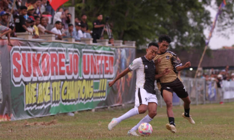 DUKUNGAN PEMAIN: Supporter Sukorejo United yang mendukung timnya saat menghadapi Purwisari FC, Minggu (7/(0 sore.
