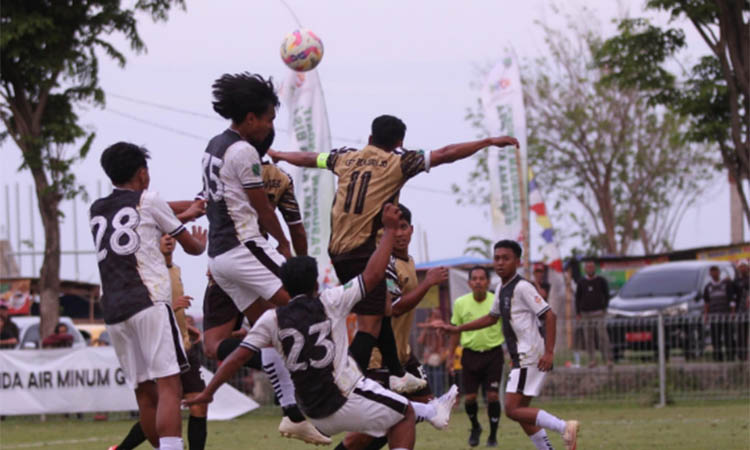 SENGIT: Pertandingan antara SUkorejo United (kostum emas hitam) dan Purwosari FC di Lapangan Ngadimulyo, Sukorejo, Minggu (7/9) sore.