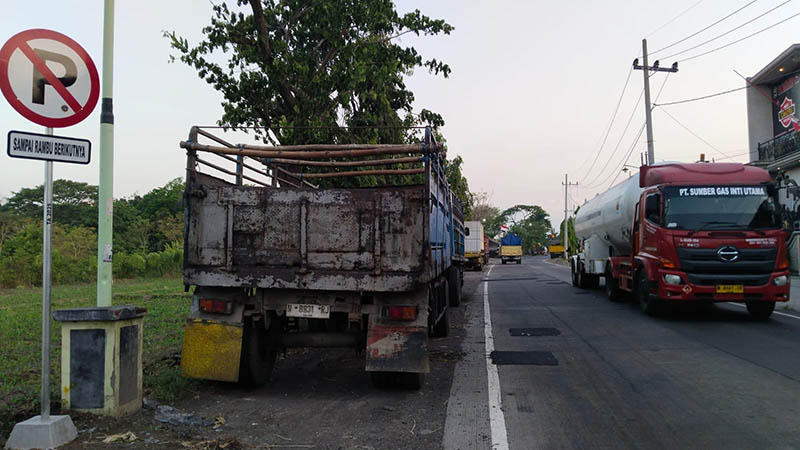 TAK BERTAJI: Sejumlah truk tetap parkir di JLU Jalan Gajah Mada meski sudah dilengkapi rambu larangan parkir.