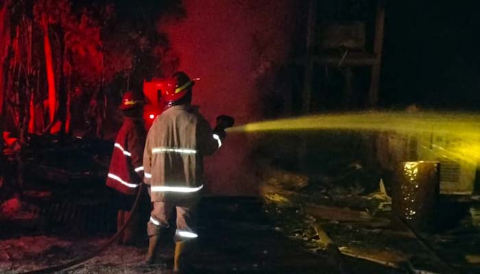 PADAMKAN API: Petugas Damkar Kabupaten Probolinggo saat memadamkan kebakaran di peternakan ayam potong di Desa Jrebeng, Wonomerto, Kabupaten Probolinggo, Sabtu (6/9) malam. Peternakan ini milik Carik