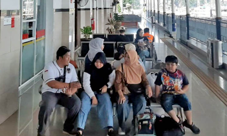 MENUNGGU: Sejumlah penumpang saat menunggu kereta api tiba di Stasiun Bangil. Selama long weekend kemarin, Stasiun Bangil diserbu penumpang.