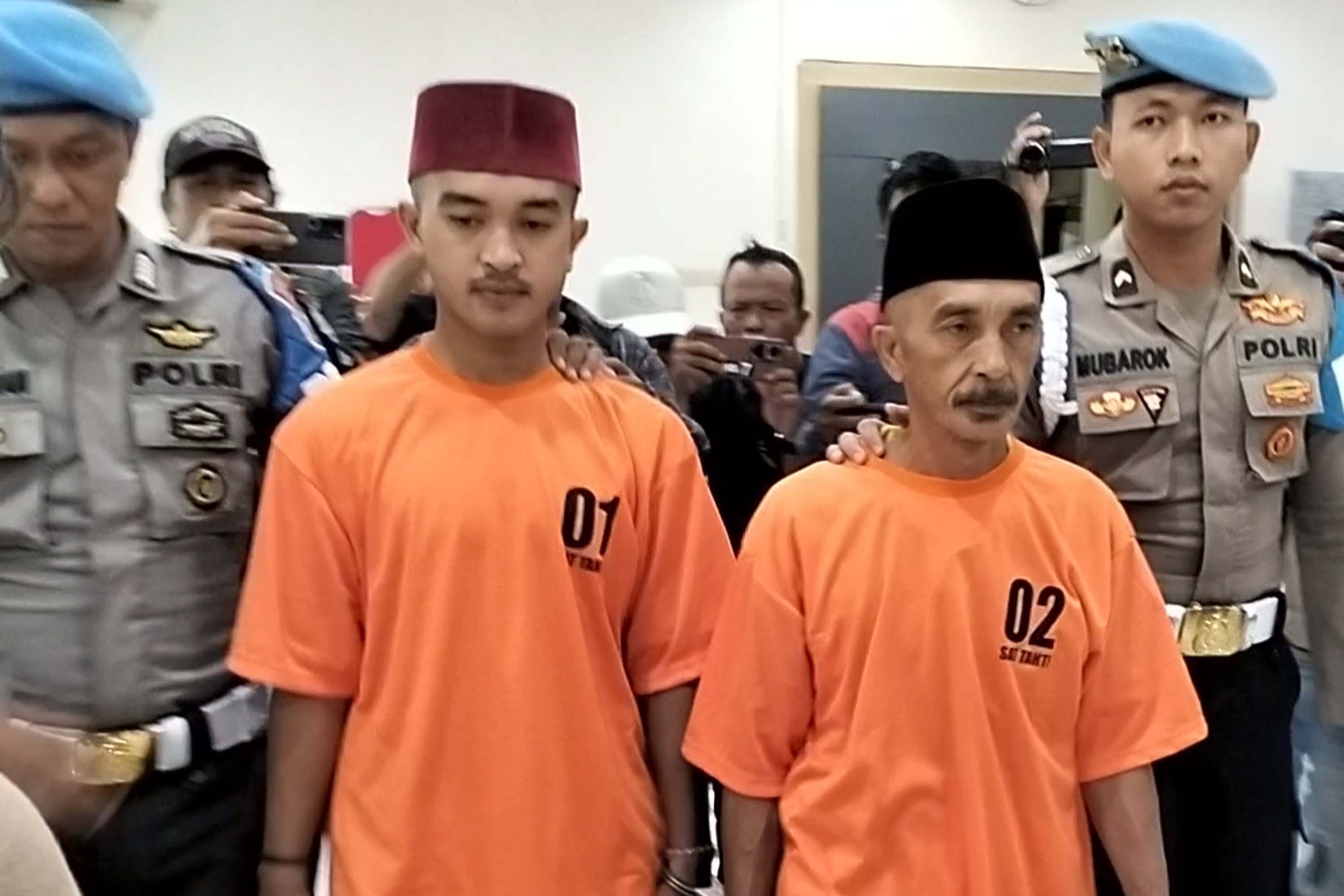 MEMENDAM DENDAM: Bapak-anak tersangka pembunuhan di tepi jalur Bromo Probolinggo saat dikeler petugas Polres Probolinggo, (8/9).