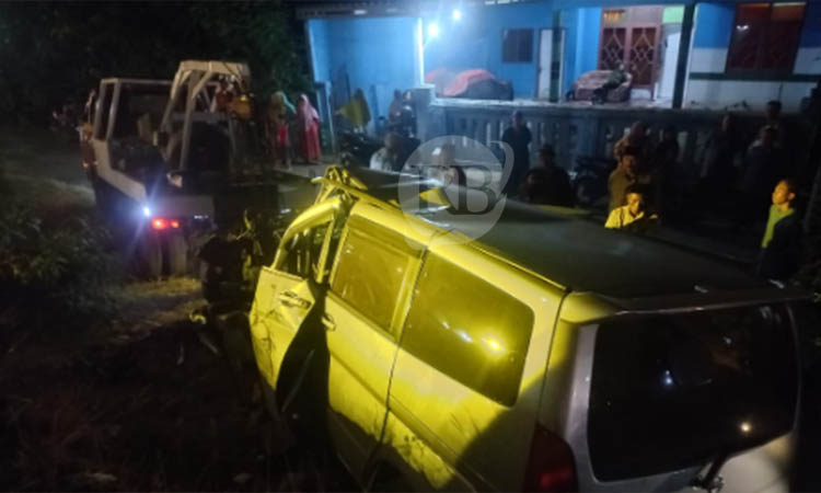 RINGSEK: Mobil Nissan Serena bernopol B 1005 UZB yang dikemudikan Jari Subianto, 71, warga Kelurahan Jati, Kecamatan Mayangan, tampak ringsek usai tertemper KA Ranggajati, di JPL 166 Desa Curahtulis,