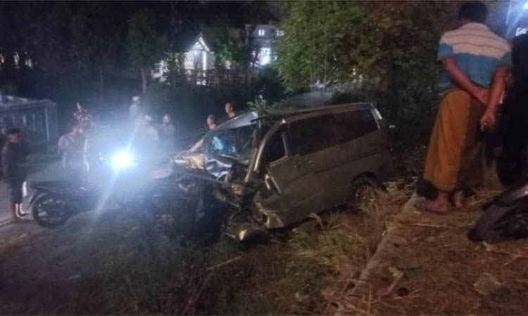 RINGSEK: Mobil Nissan Serena bernopol B 1005 UZB yang dikemudikan Jari Subianto, 71, warga Kelurahan Jati, Kecamatan Mayangan, tampak ringsek usai tertemper KA Ranggajati, di JPL 166 Desa Curahtulis,