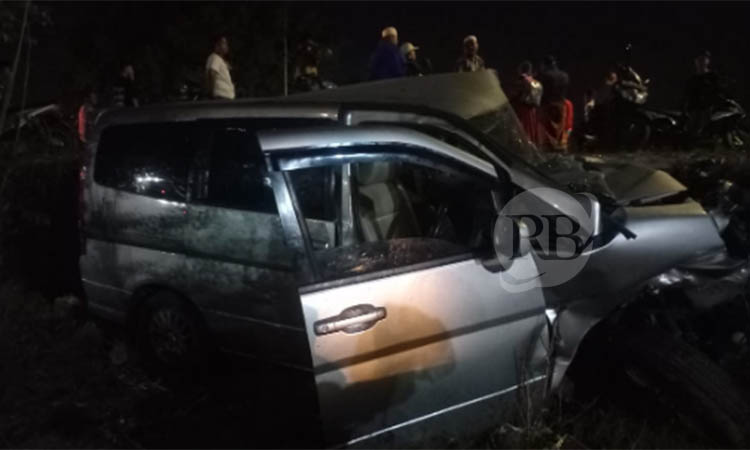 RINGSEK: Mobil Nissan Serena bernopol B 1005 UZB yang dikemudikan Jari Subianto, 71, warga Kelurahan Jati, Kecamatan Mayangan, tampak ringsek usai tertemper KA Ranggajati, di JPL 166 Desa Curahtulis,