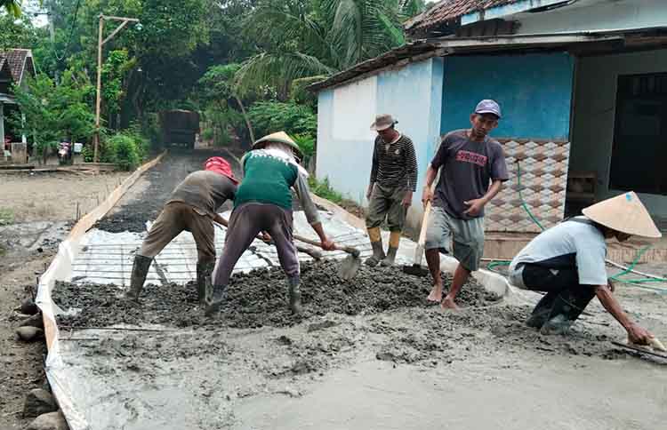 KARANGREN: Seorang pekerja menggarap pembangunan rabat beton jalan di Dusun Krajan, Desa Krangren.