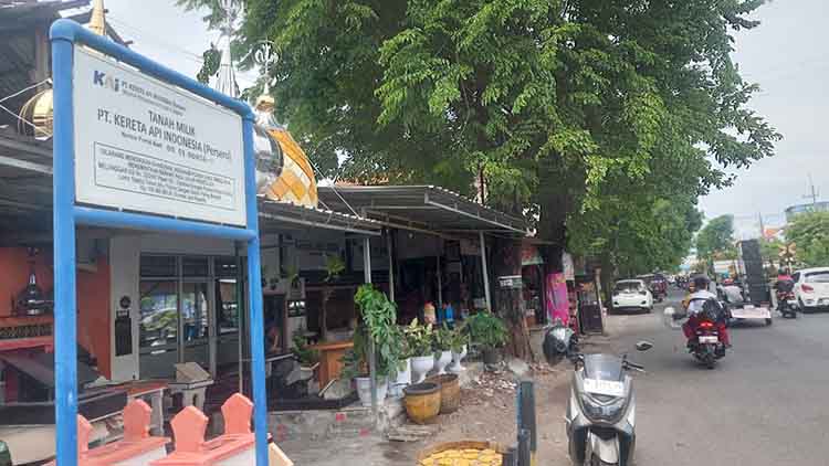 ASET NEGARA: PT KAI Daop 9 Jember memasang papan sebagai penanda salah satu asetnya di sisi timur rel KA di Jalan Panglima Sudirman, Kota Probolinggo.