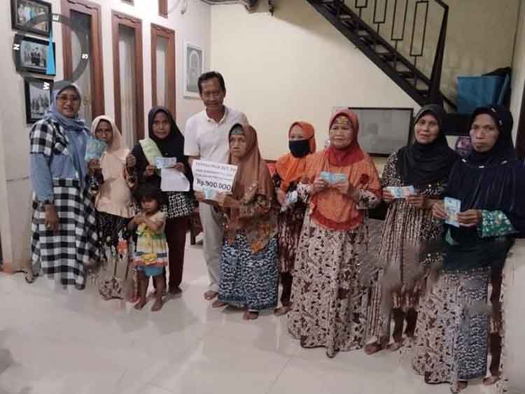 BANTU WARGA: Kepala Desa Karangren Subandi berfoto bersama para penerima BLT DD.