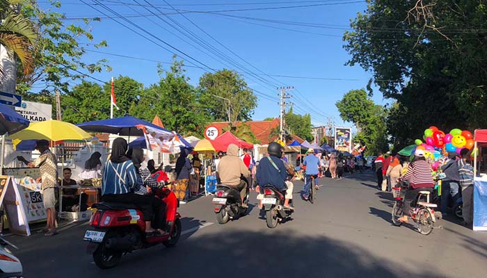KEMBALI RAMAI: Kawasan Jalan Ahmad Yani alun-alun Probolinggo kembali dipenuhi PKL saat CFD Probolinggo.