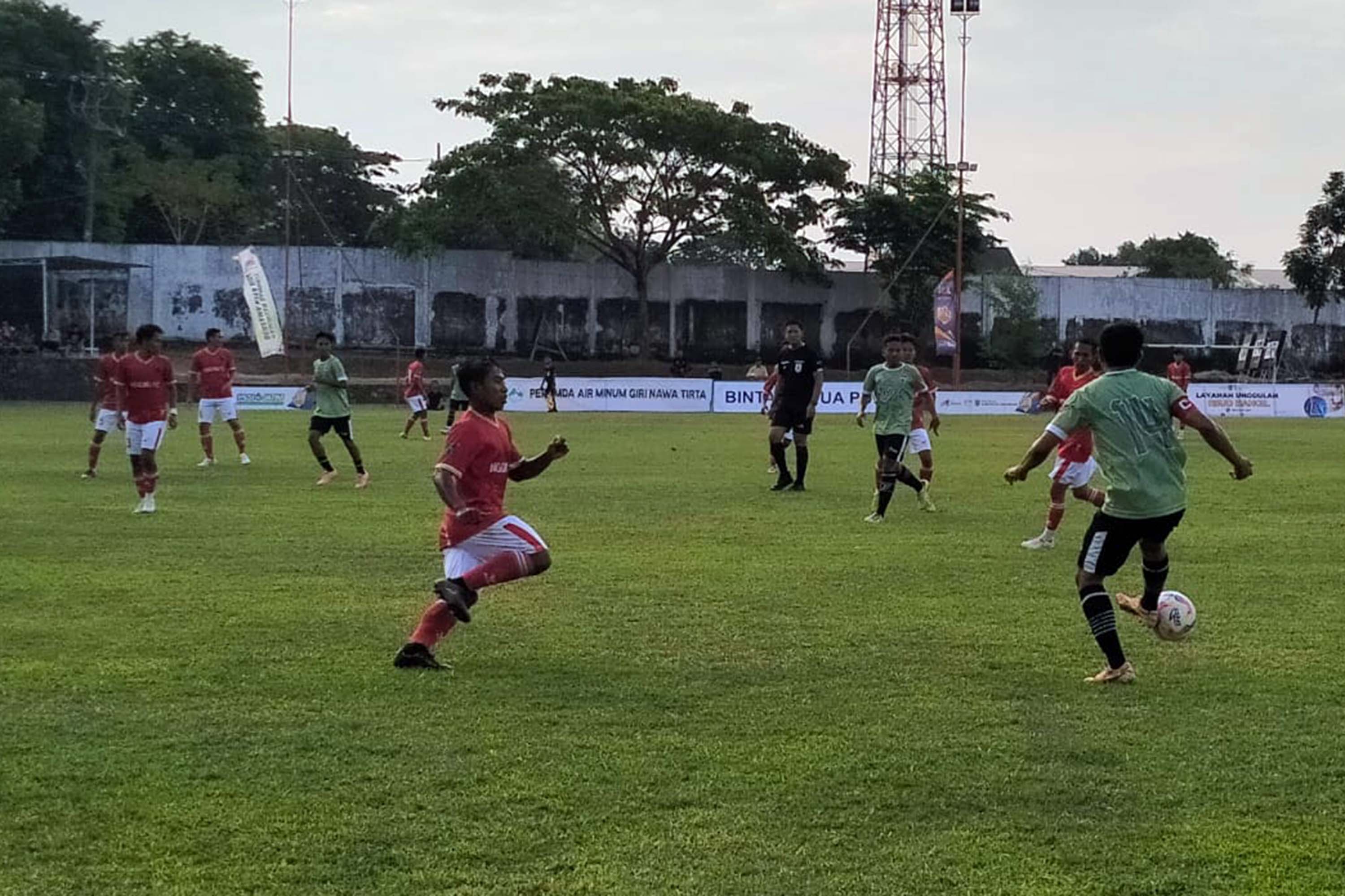 PRESSING: Penggawa NgulinG FC (jersey merah) berupaya merebut bola dari pemain Gondangwetan FC, di lapangan Plumbon Pandaan, (8/9). (Rizal Syatori/ Radar Bromo)