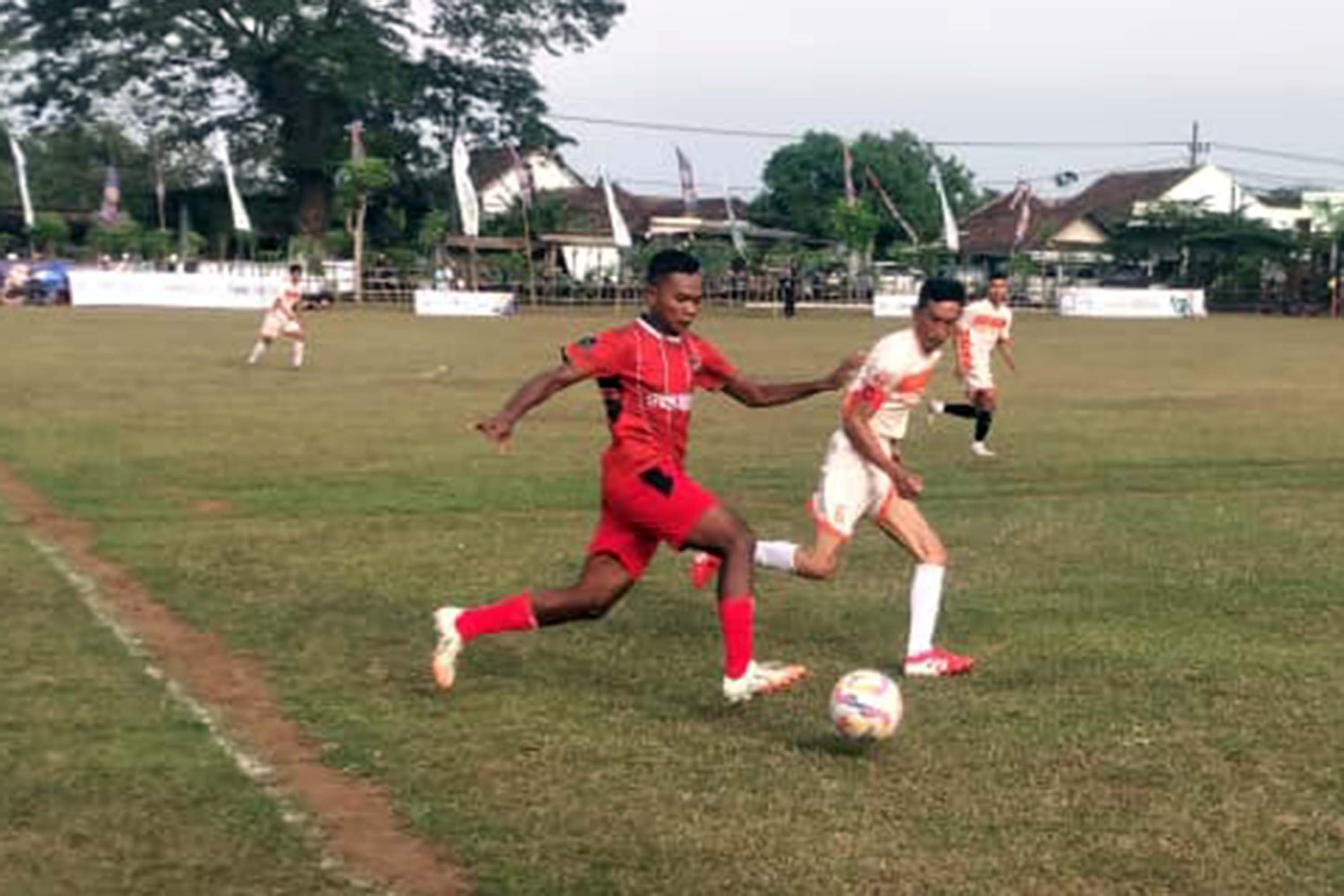 KALAH KELAS: Penggawa Lekok United berupaya melewati penggawa Puspo FC, dalam laga di Lapangan A Yani Grati, Pasuruan (8/9). (Fuad Alyzen/ Radar Bromo)