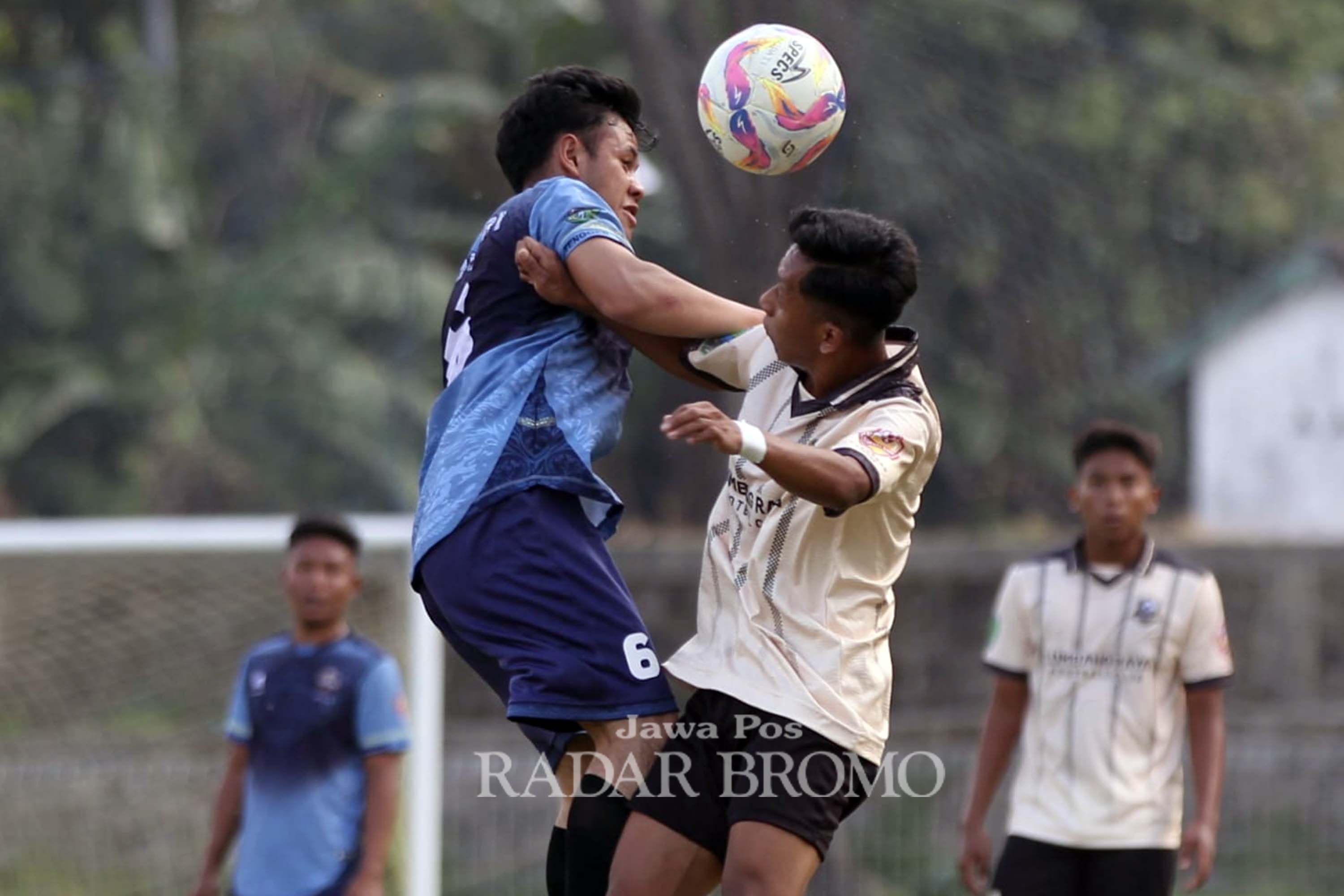 SAMA KUAT: Penggawa Tosari FC berebut bola di udara dengan pemain Lumbang Raya dalam laga lanjutan Pasuruan Super League grup C, Senin (8/9).