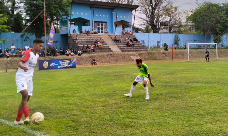 SALING SERANG: Laga antara tim Kraton FC (Putih) dan Pasrepan Putra di Lapangan Plumbon, Pandaan.