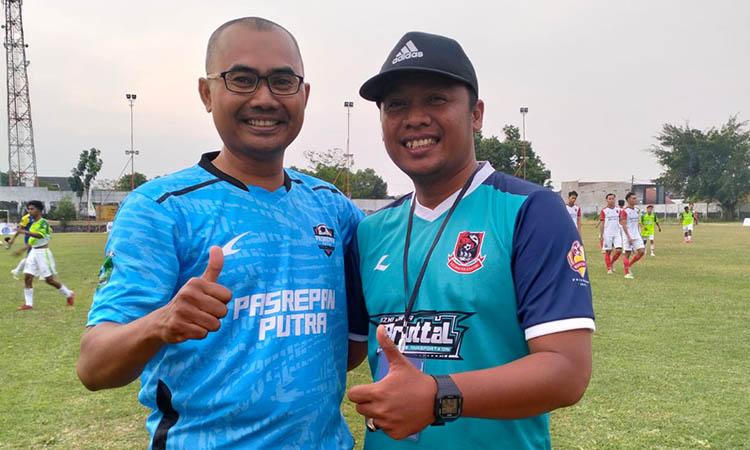 SPORTIVITAS: Pelatih Pasrepan Putra Imam Ato&rsquo;illah (kiri) dan pelatih Kraton FC Aril Mulyono, saling berjabat tangan seusai laga.