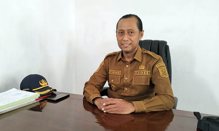 MENGABDI: Kepala Desa Tegalsiwalan Sutipan saat ditemui di ruangannya.