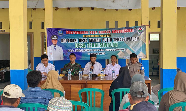TERBENTUK: Kepala Desa Tegalsiwalan Sutipan (pegang mik) saat Musyawarah Desa pembentukan koperasi merah putih bersama Forkopimka Tegalsiwalan.
