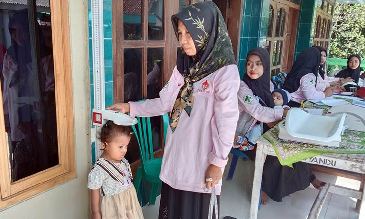 DIUKUR: Kader Posyandu Desa Tegalsiwalan mengukur tinggi balita. Kesehatan masyarakat turut menjadi perhatian Pemerintah Desa Tegalsiwalan.