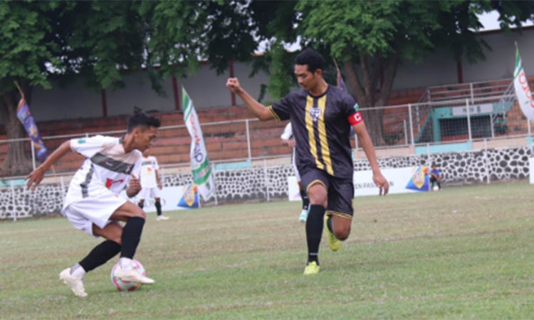 LINI TENGAH: M Nurhacqiqi (kiri) dan kapten SS Purwodadi Nofi Atmaja saat berhadapan. Nofi di laga Selasa sore berhasil bikin hattrick.