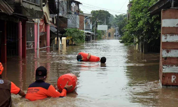 TERENDAM: Banjir yang melanda wilayah Rejoso beberapa waktu lalu. Agar mempercepat penanganan banjir, Pemkab Pasuruan menyiapkan dana untuk pembangunan tiga shelter, khususnya wilayah rawan banjir.