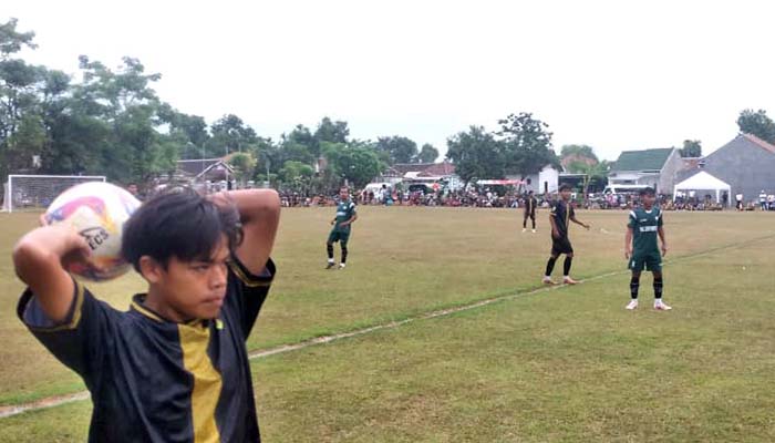 PESTA GOL: Penggawa Gempol FC saat melempar bola di laga melawan Kejayan FC dalam laga lanjutan grup A Bupati Cup Pasuruan Super League. (Fuad Alyzen/ Radar Bromo)