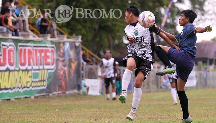 DUEL UDARA: Penggawa Beji United berebut bola dengan penggawa Pagerwojo FC, Selasa (9/9).