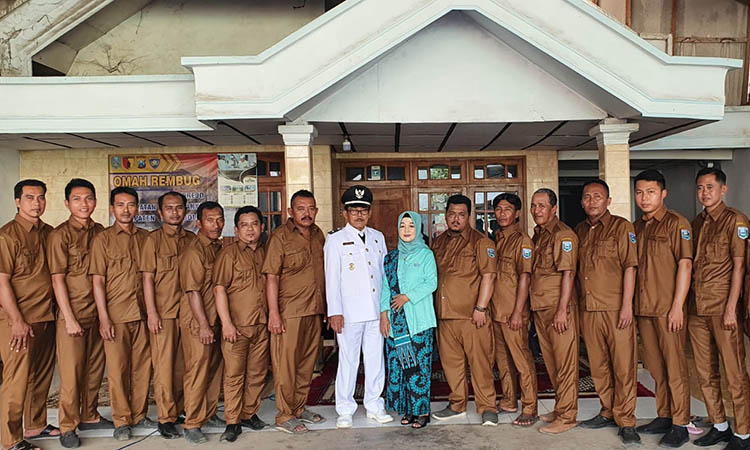 KOMPAK: Kepala Desa Sukorejo H. Abdul Halim dan Hj. Sumrati Ketua TP PKK  Desa Sukorejo (tengah) bersama seluruh perangkat desa.