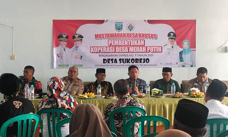 KOPERASI: Camat Kotaanyar Hari Pribadi (pegang mik) besama Kepala Desa Sukorejo H. Abdul Halim (baju batik), saat musyawarah pembentukan Koperasi Desa Merah Putih.