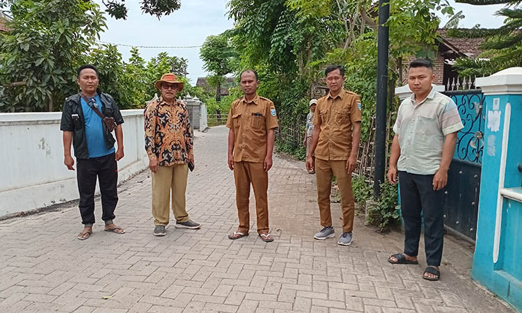 MULUS: Kepala Desa Sukorejo H. Abdul Halim (baju batik) bersama perangkat desa menunjukan jalan paving di dusun Krajan RT RW 13/3.