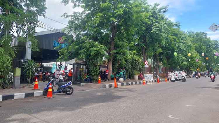 DIREKOM TUTUP: Sejumlah pengendara melintas di depan Resto Mie Gacoan Probolinggo.