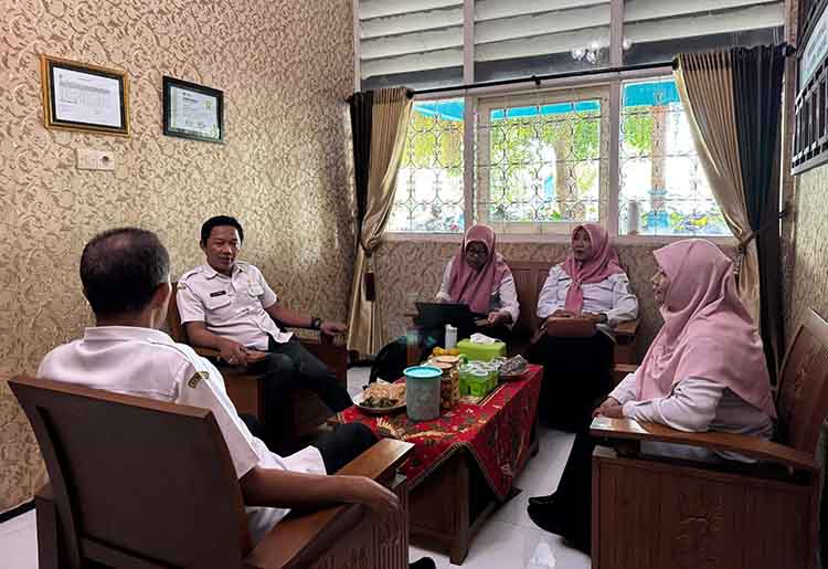 KONDISI: Cabang Dinas Pendidikan Wilayah Probolinggo melakukan asesmen SMAN 1 Gending, Rabu (10/9).