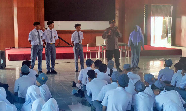 BERI PEMBELAJARAN: Sejumlah siswa Sekolah Rakyat saat mengikuti pemberian materi oleh pihak kepolisian.