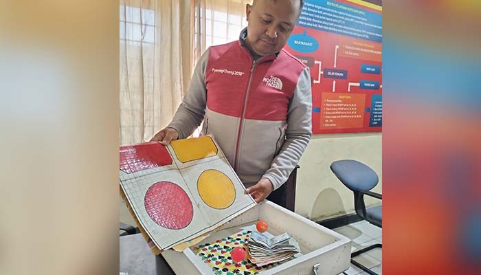 BARANG BUKTI: Polisi menunjukkan sejumlah barang bukti dari penggerebekan judi capjiki di Desa Tanggulwulung, Pandaan.