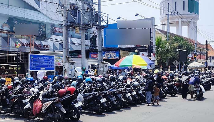 SUMBANG PAD: Salah satu titik parkir di Kota Pasuruan. Sejauh ini retribusi parkir di Kota Pasuruan belum maksimal.
