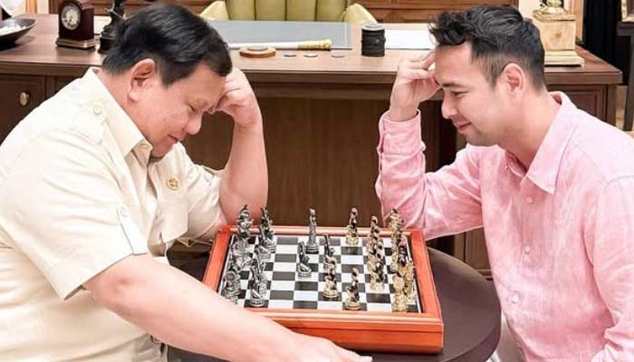 DEKAT: Presiden Prabowo saat bermain catur dengan wamen yang juga artis Raffi Ahmad dalam suatu kesempatan.