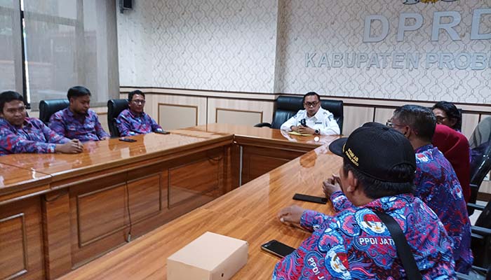 SAMPAIKAN ASPIRASI: Perwakilan PPDI Kabupaten Probolinggo saat melakukan Hearing bersama komisi I DPRD.