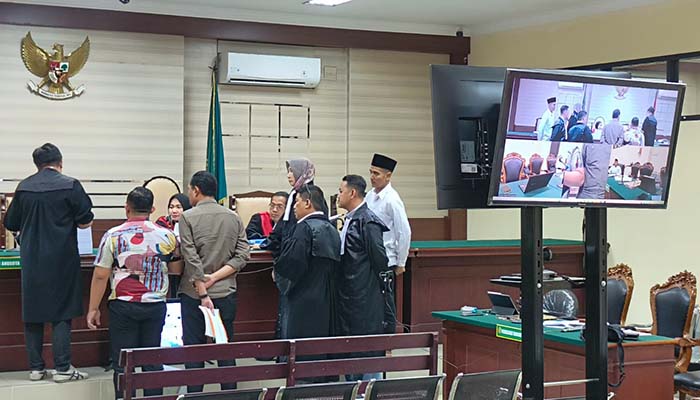 TUNJUKKAN BUKTI: JPU Kejari Kabupaten menunjukan bukti-bukti di hadapan Majelis Hakim Pengadilan Negeri Tipikor Surabaya, Rabu (10/9).