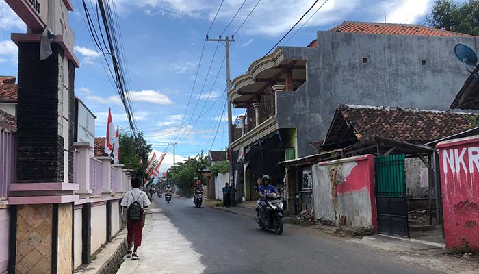 PULANG: Korban RF, 12, melintasi Jalan Walikota Gatot, Kelurahan/Kecamatan Kanigaran, saat pulang sekolah Rabu (10/9) siang.