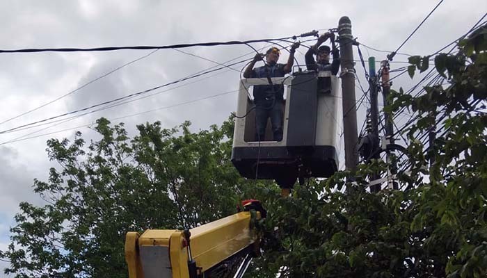 PERBAIKI: Petugas Dishub Kota Probolinggo saat melakukan perbaikan jaringan PJU di Jalan Panglima Sudirman, Kelurahan Wiroborang, Kecamatan Mayangan, Kota Probolinggo, Rabu (10/9).