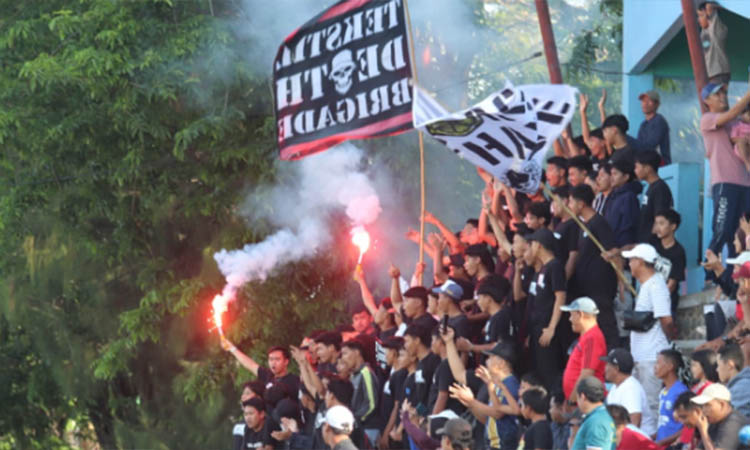 SENANG: Supporter Pandaan FC yang memenuhi tribun di Lapangan Plumbon.