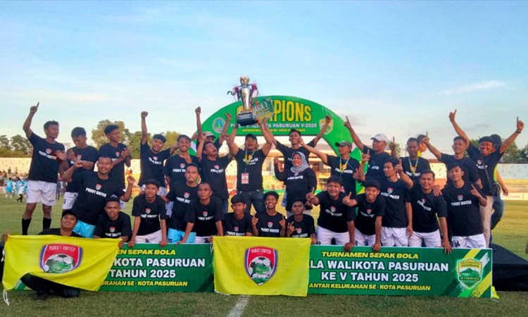 CHAMPION: Para pemain Purut United merayakan kemenangan setelah menjadi juara di Liga Tarkam Piala Wali Kota Pasuruan 2025. Tim ini menang di final usai menekuk tim Ngemplakrejo dengan skor 1-0.